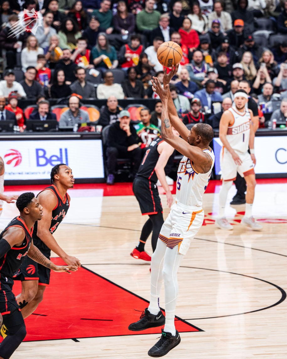 骑士力克猛龙，克莱带队取胜